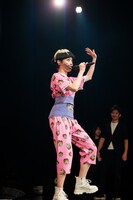 歌い踊る変なおじさん。