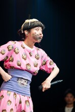 変なおじさんに扮した風見和香。