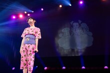 変なおじさんに扮したまま「チュパカブラ」を歌う風見和香。