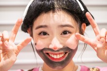 変なおじさんメイクのまま満面の笑顔でダブルピースする終演後の風見和香。