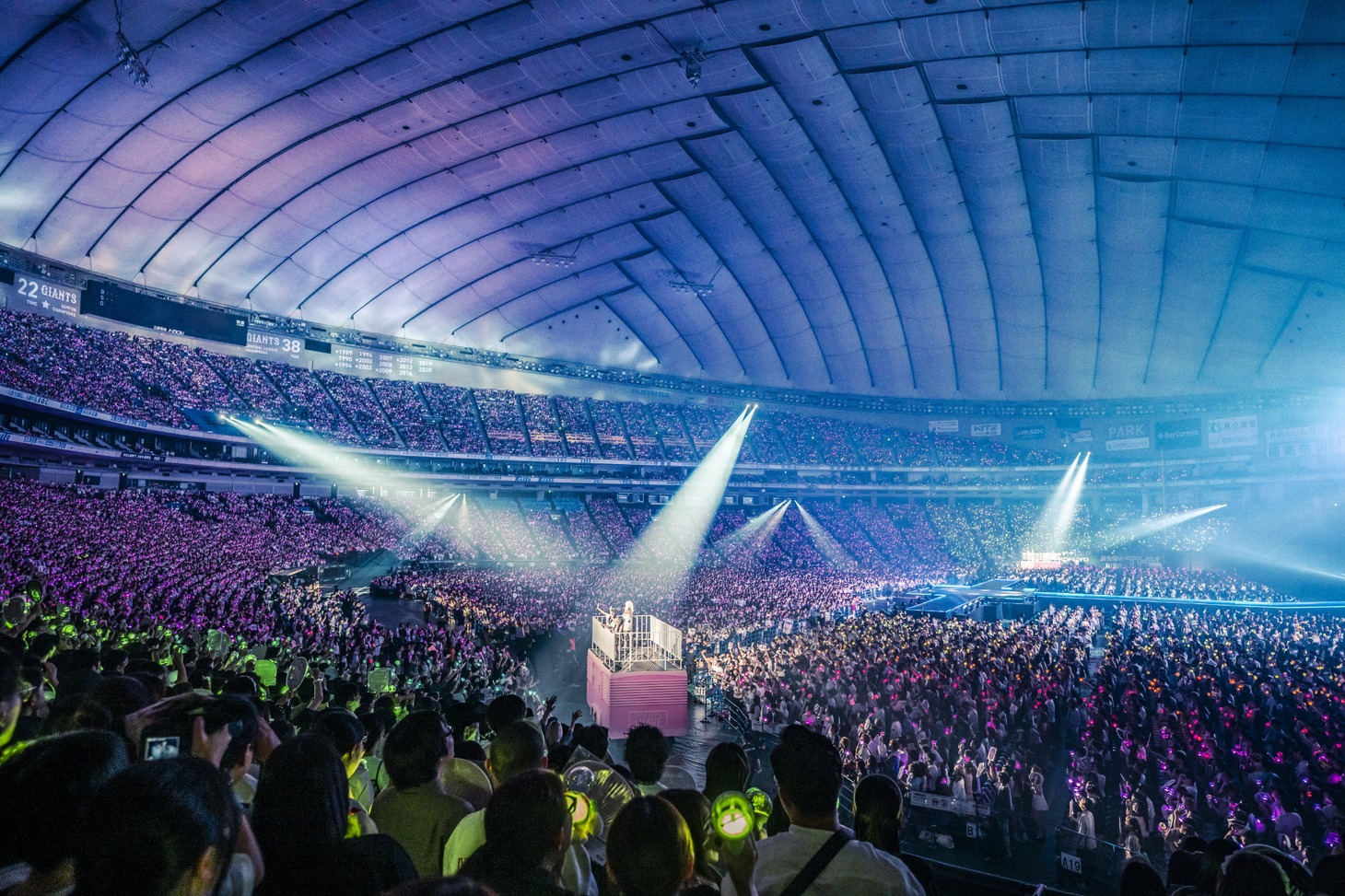 「IVE THE 1ST WORLD TOUR 'SHOW WHAT I HAVE' IN JAPAN」東京ドーム公演の様子。（撮影：田中聖太郎写真事務所）