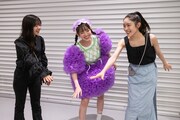 円陣を組むえびちゅう“中5”トリオの仲村悠菜、桜井えま、風見和香（左から）。