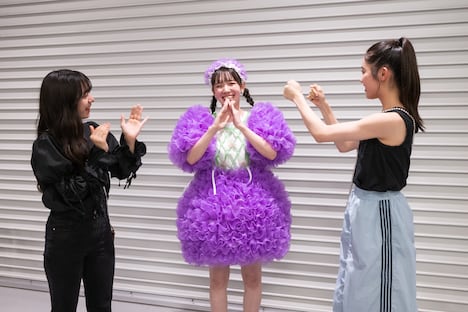 桜井えま（中央）と応援に駆け付けた仲村悠菜（左）、風見和香（右）の17歳“中5”トリオ。