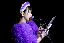 開演前の影アナを自ら務める桜井えま。