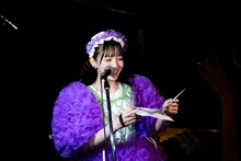 開演前の影アナを自ら務める桜井えま。