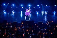 「金八DANCE MUSIC」でエアギターを決める桜井えま。