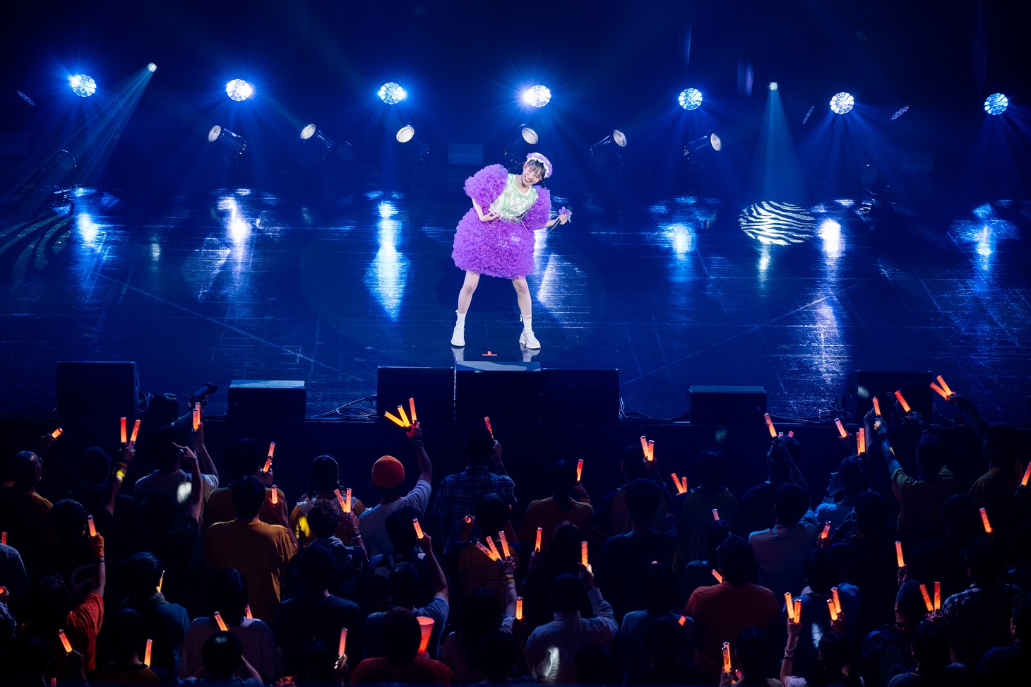 「金八DANCE MUSIC」でエアギターを決める桜井えま。