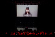 「金八DANCE MUSIC」曲間のCMで撮り下ろし映像を使いライブグッズを紹介する桜井えま。