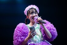 カタコトの英語で17歳になった感想を言う桜井えま。