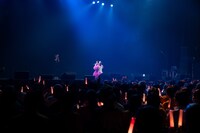 客席をバックにTikTok動画を撮影する桜井えま。