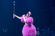 客席をバックにTikTok動画を撮影する桜井えま。