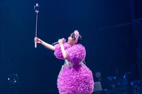 客席をバックにTikTok動画を撮影する桜井えま。