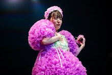 ソロ楽曲の初披露を前に緊張する桜井えま。