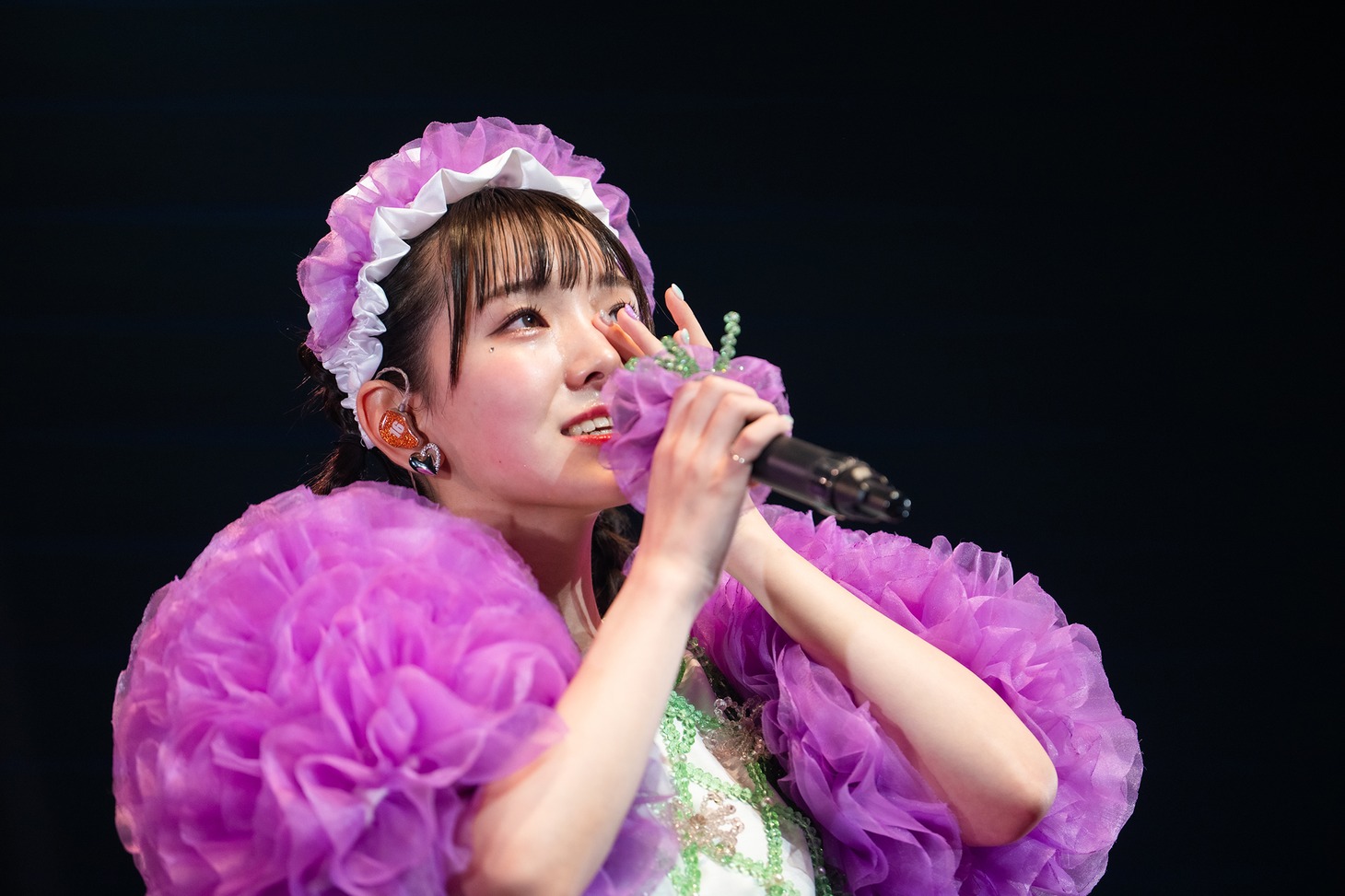 涙ぐむ桜井えま。