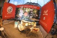 「ライブナタリー 石若駿20周年ワッツアップ祭り ～そのとき私は、11歳でした～」会場に設置されたドラムセット。（撮影：森好弘）