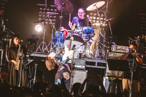 Reiを迎えたパフォーマンスの様子。(撮影:森好弘)