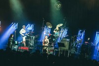 ermhoi with Attention Pleaseのパフォーマンスの様子。（撮影：森好弘）