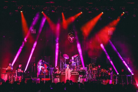 椎名林檎を迎えたパフォーマンスの様子。(撮影:森好弘)