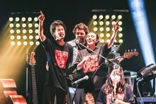 左からHIMI、マーティ・ホロベック、ermhoi。（撮影：森好弘）