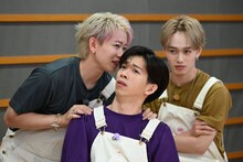 リョウガに耳打ちするシューヤ。