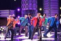 「ジュブナイラー」のパフォーマンスの様子。