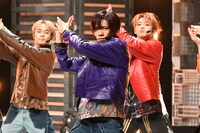 「ジュブナイラー」のパフォーマンスの様子。