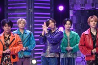 「ジュブナイラー」のパフォーマンスの様子。