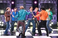 「ジュブナイラー」のパフォーマンスの様子。