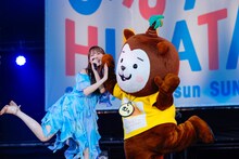 ご当地キャラクター・みやざき犬のむぅちゃんとパフォーマンスする加藤史帆。（撮影：上山陽介）