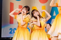 左から佐々木美玲、加藤史帆。（撮影：上山陽介）