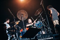 左からマーティ・ホロベック（B）、石若駿（Dr）、MELRAW（Sax, G）。（撮影：Kana Tarumi）