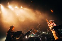 ermhoi with Attention Pleaseのパフォーマンスの様子。（撮影：Kana Tarumi）