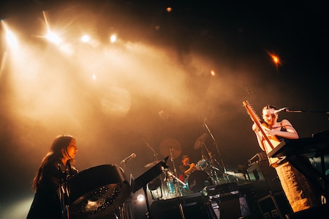 ermhoi with Attention Pleaseのパフォーマンスの様子。(撮影:Kana Tarumi)