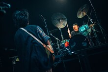 岸田繁（Vo, G）と石若駿（Dr）。（撮影：Kana Tarumi）