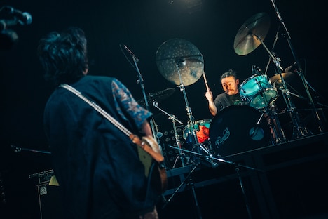 岸田繁(Vo, G)と石若駿(Dr)。(撮影:Kana Tarumi)