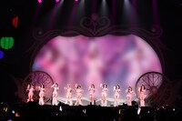 「しゅきぴ」を披露する＝LOVE。(c)YOANI / ソニー・ミュージックレーベルズ