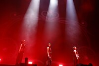 「知らんけど」を披露する諸橋沙夏、野口衣織、佐々木舞香。(c)YOANI / ソニー・ミュージックレーベルズ