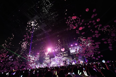 「 Want you！Want you！」のパフォーマンス中に場内に降り注ぐ風船。(c)YOANI / ソニー・ミュージックレーベルズ