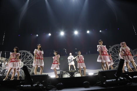 「呪って呪って」でベースの演奏を初披露する野口衣織（中央）。(c)YOANI / ソニー・ミュージックレーベルズ