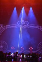 「知らんけど」を披露する諸橋沙夏、野口衣織、佐々木舞香。(c)YOANI / ソニー・ミュージックレーベルズ