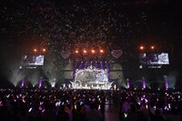 「わたし、魔法使い」のパフォーマンス中に発射される銀テープ。(c)YOANI / ソニー・ミュージックレーベルズ