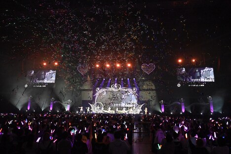 「わたし、魔法使い」のパフォーマンス中に発射される銀テープ。(c)YOANI / ソニー・ミュージックレーベルズ