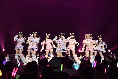 「しゅきぴ」を披露する＝LOVE。(c)YOANI / ソニー・ミュージックレーベルズ