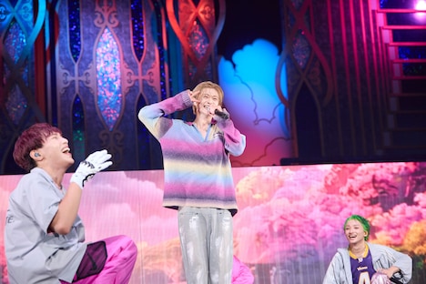 キュートなポーズを決めるFUMINORI（中央）と、笑うKEVIN、FUMIYA。