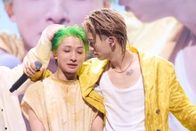 FUMIYAを抱き寄せるMORRIE。