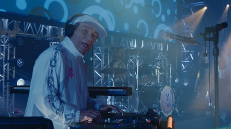 サントリーコーヒー「クラフトボス」の新CM「宇宙人ジョーンズ・アイドル」編より。