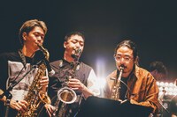 左から松丸契、馬場智章、小西遼。（撮影：西槇太一）