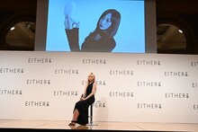 スペシャルムービーを視聴するGISELLE（aespa）。