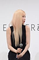 ケーキの登場を驚くGISELLE（aespa）。