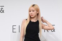 ヘアスタイルを整えるGISELLE（aespa）。